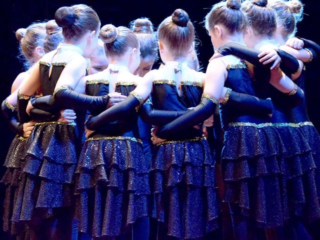 Young Μοντέρνος Χορός