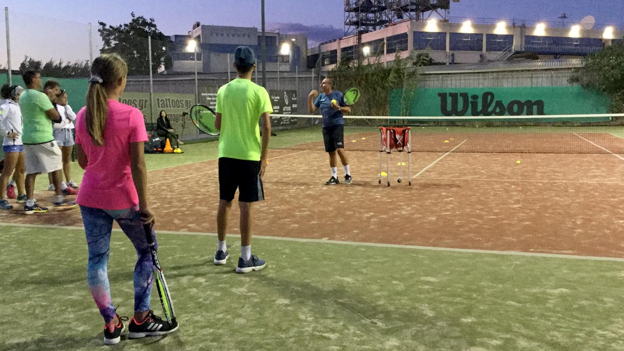 ΤΕΝΙΣ ΕΝΗΛΙΚΩΝ