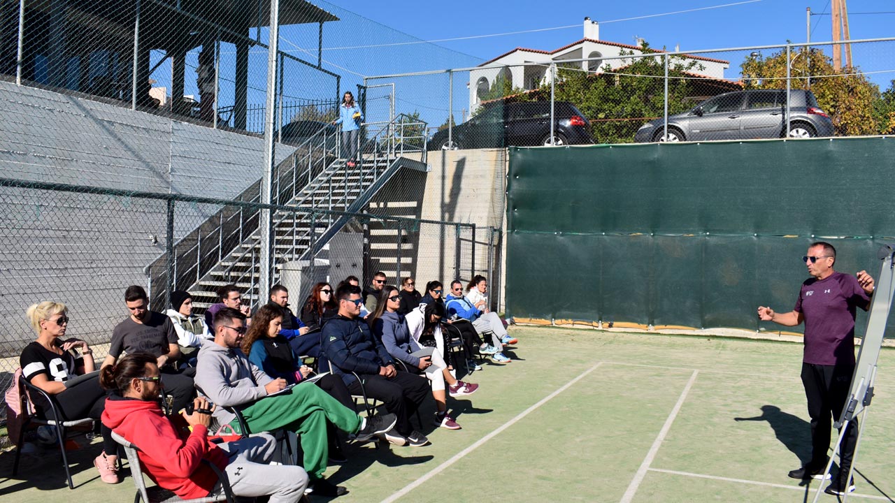 ΤΕΝΙΣ ΕΝΗΛΙΚΩΝ