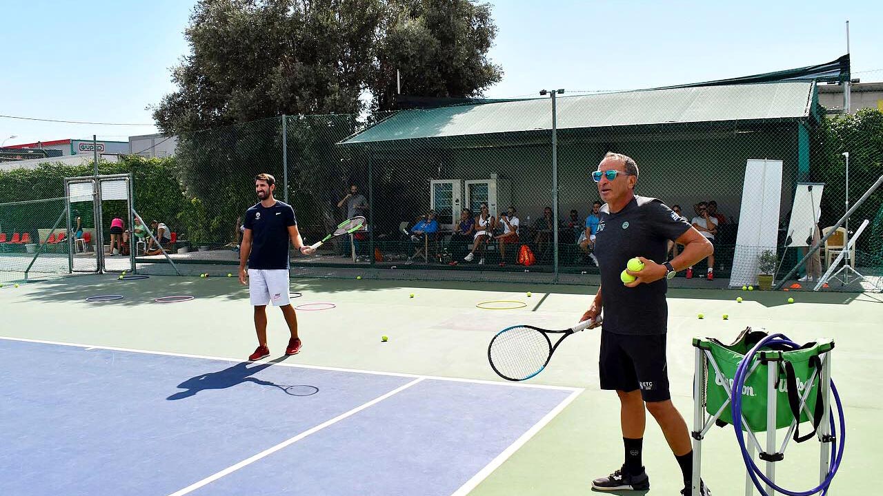 ΤΕΝΙΣ ΕΝΗΛΙΚΩΝ